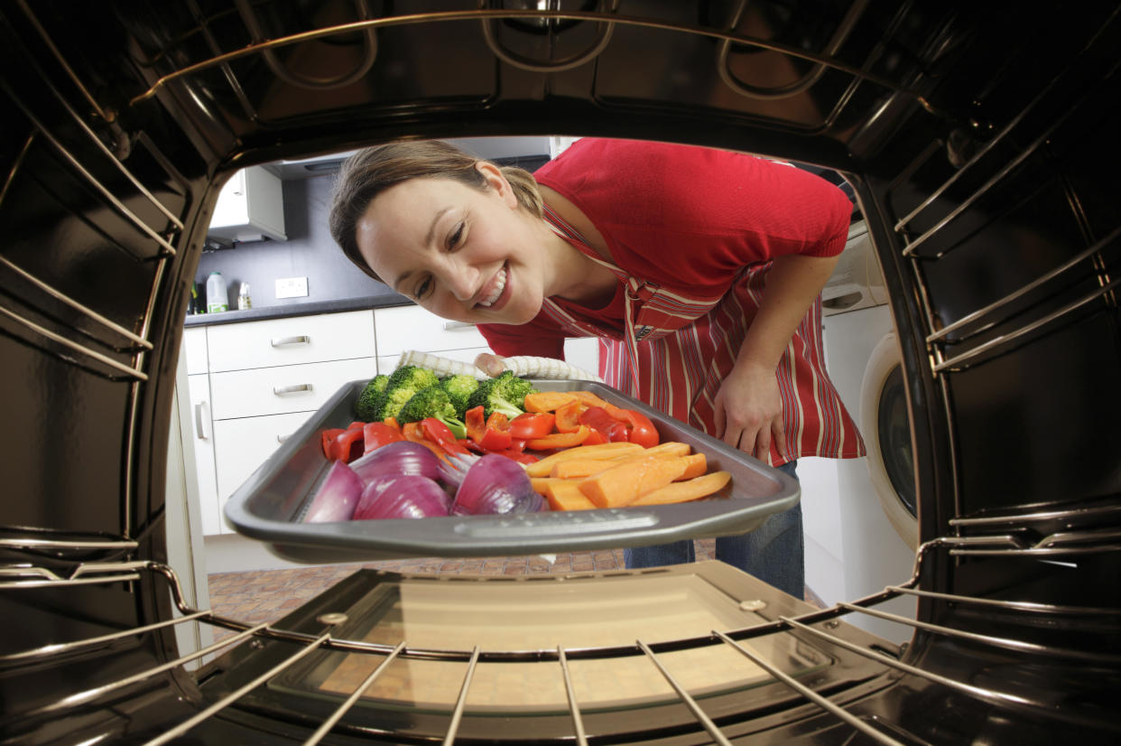 Cocinar al horno ahorra energía y tiempo, sobre todo si se cuentan con utensilios necesarios como un juego para hornear/Getty Images.