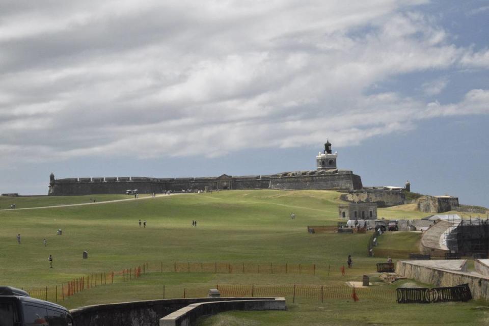 En el Viejo San Juan se pueden visitar algunas fortalezas como el Castillo de San Felipe del Morro.