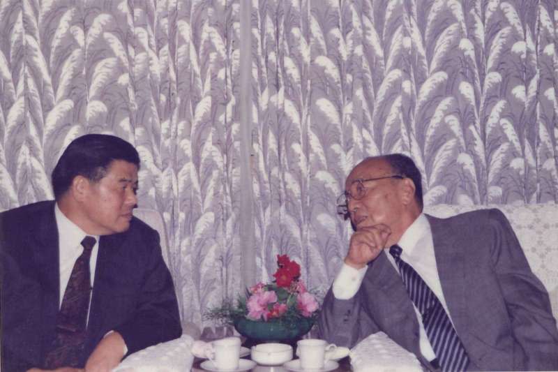 兩岸密使》1992年9月3日，曾永賢（左）與楊尚昆會談時合影。（張榮豐臉書）