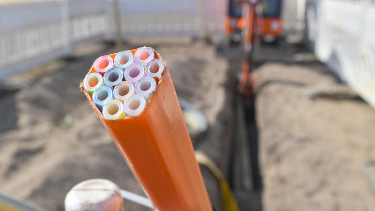 Farbige Leerrohre, in die später Glasfaserkabel verlegt werden, auf einer Baustelle in Brandenburg. Foto: Patrick Pleul