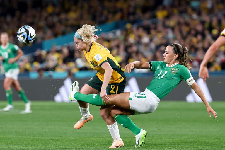 La irlandesa Katie McCabe y la defensora australiana Ellie Carpenter luchan por la pelota durante un partido del Grupo B de la Copa Mundial Femenina de Australia y Nueva Zelanda, en Sydney