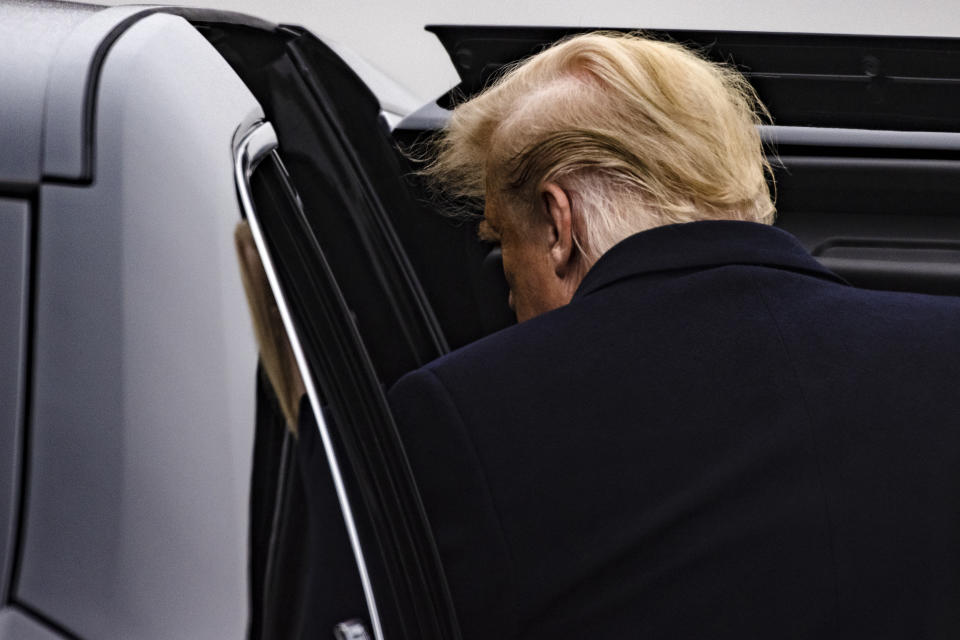 El presidente Donald Trump llega al aeropuerto de New Windsor, Nueva York, rumbo a un partido entre el Ejército y la Marina, el 12 de diciembre de 2020. (Samuel Corum/The New York Times)