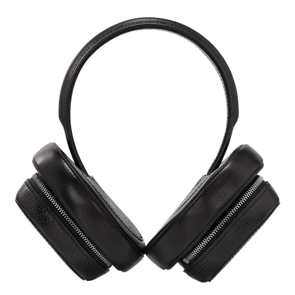 LE PLIAGE PAD系列耳機包 (黑色)。NT$18,100（LONGCHAMP提供）