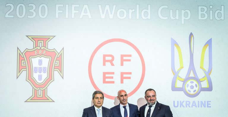 Fernando Soares Gomes da Silva (Portugal), Luis Rubiales (España) y Andrii Pavelko (Ucrania), durante la presentación de la candidatura tripartita al Mundial de 2030, en Nyon, Suiza