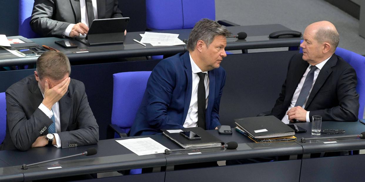 FDP-Chef und Finanzminister Christian Lindner (l.) scheitert mit seinen Rentenplänen bislang an seinen Ampelkoalitionspartnern um Wirtschaftsminister Robert Habeck (Grüne, M.) und Bundeskanzler Olaf Scholz (SPD).<span class="copyright">IMAGO/Future Image</span>