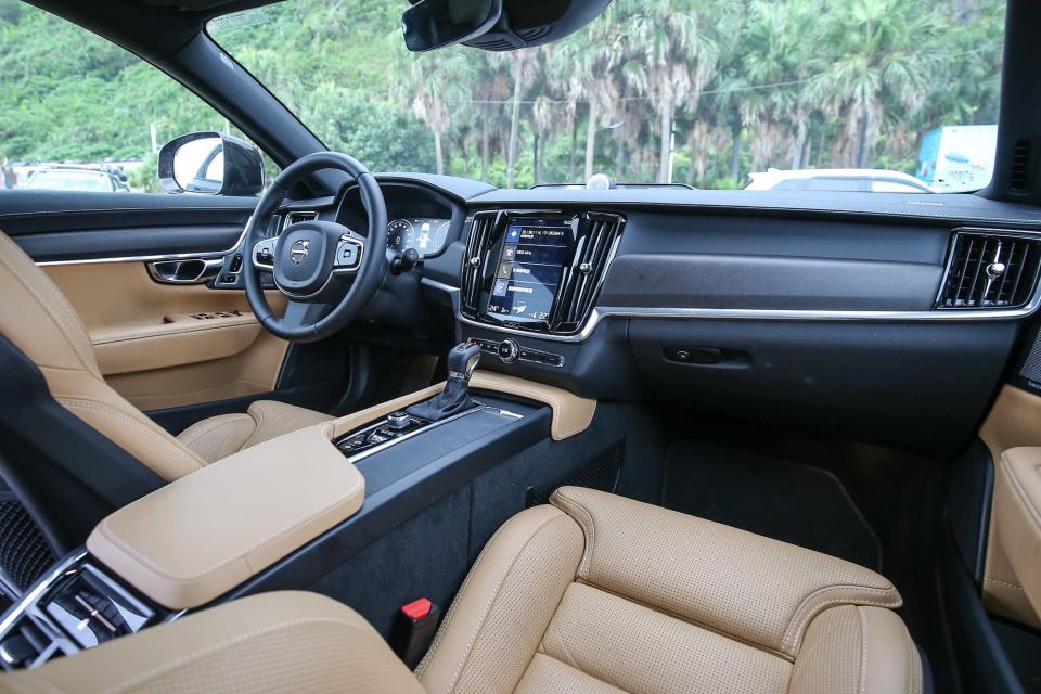 V90 Cross Country 車系皆採用 Black Walnut 黑胡桃木嵌飾內裝鋪陳。