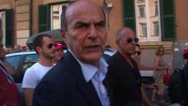 Il leader del PD Bersani ha definito l'ex premier "<b>un imbroglione</b>". Aggiungendo: "Questo è un modo di fare campagna elettorale che non riesco a digerire, è ora di essere seri. <b>Se vinco per primo mando a casa gli imbroglioni, lui e la Lega</b>". E incalza: "Almeno Lauro dava il pacco di pasta", proponendo che Berlusconi ridia allora indietro anche "4,5 miliardi di multe di quote latte, 4 miliardi non incassati con il vecchio condono e 4 miliardi buttati con Alitalia".