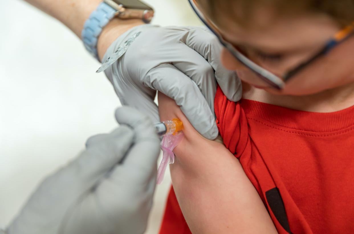   <span class="attribution"><a class="link " href="https://www.shutterstock.com/es/image-photo/young-boy-watching-nurse-giving-vaccine-1561800970" rel="nofollow noopener" target="_blank" data-ylk="slk:Shutterstock / Chad Robertson Media;elm:context_link;itc:0;sec:content-canvas">Shutterstock / Chad Robertson Media</a></span>