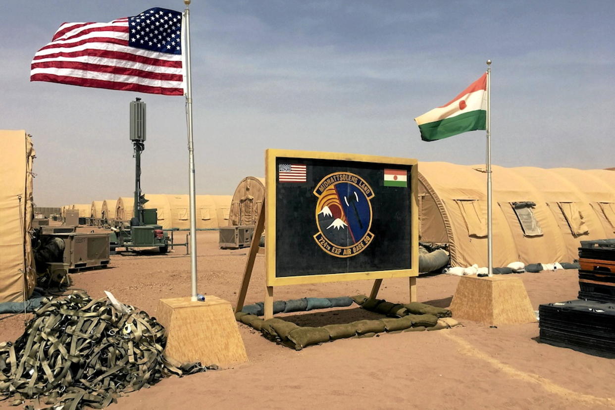 Dans cette photo d'archives prise le lundi 16 avril 2018, les drapeaux américain et nigérien sont hissés côte à côte au camp de base des forces aériennes et autres personnels à Agadez, au Niger.   - Credit:Carley Petesch/AP/SIPA