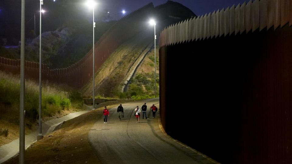 US-Südgrenze. (Bild: Ryan Sun/AP/dpa)