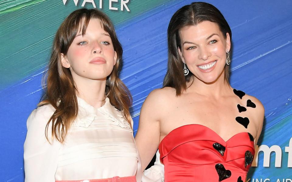 Ever Gabo Anderson (links) ist die Tochter von Hollywood-Star Milla Jovovich. Und ist offensichtlich stolz auf sie: Die "Resident Evil"-Darstellerin postete jüngst bei Instagram Kampagnenfotos ihrer Tochter, die für das Label Miu Miu vor der Kamera stand. (Bild: Charley Gallay/Getty Images for FIJI Water)