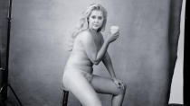 Komikerin Amy Schumer hat sich für den kommenden Pirelli-Kalender ausgezogen