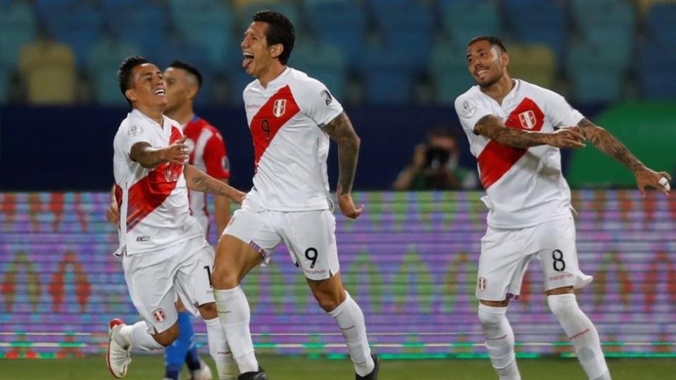 Gianluca Lapadula celebrando un gol contra Paraguay.