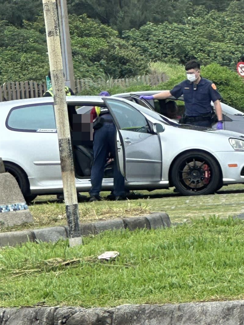 男子倒臥在車上，送醫不治。（圖／翻攝自記者爆料網）