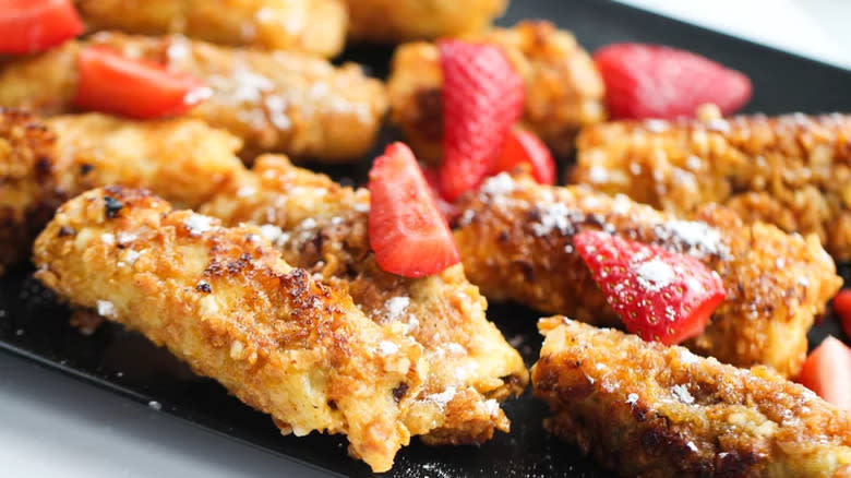 Crunchy French toast with strawberries
