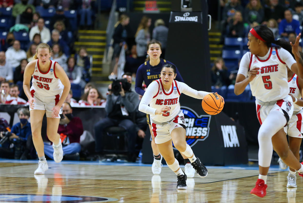 La guardia de NC State Wolfpack Raina Pérez durante un juego del Campeonato de Baloncesto de la NCAA de la División I de Mujeres entre NC State Wolfpack y Notre Dame Fighting Irish el 26 de marzo de 2022. (Foto: M. Anthony Nesmith/Icon Sportswire vía Getty Images)