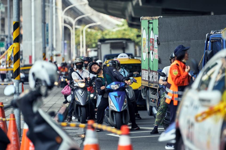 A motorist looks up at an elevated track for the Taipei Metro damaged following an earthquake in Taipei, Taiwan.<span class="copyright">An Rong Xu—Bloomberg/Getty Images</span>