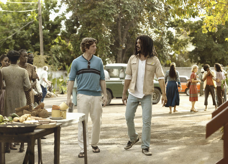En esta imagen proporcionada por Paramount Pictures, James Norton, izquierda, y Kingsley Ben-Adir en "Bob Marley: One Love". (Chiabella James/Paramount Pictures vía AP)