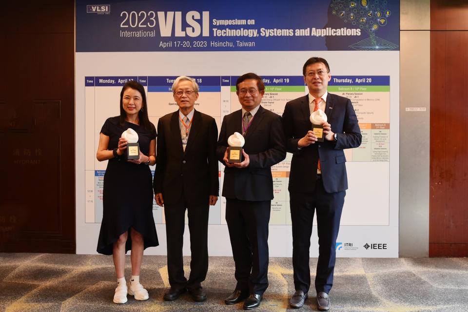 2023 VLSI TSA國際研討會今（18）日登場，會中潘文淵基金會也宣布第17屆2023 ERSO Award三位得主，圖左起：玩美移動創辦人暨CEO張華禎、潘文淵文教基金會董事長史欽泰、信驊董事長暨總經理林鴻明、元太董事長李政昊。圖／工研院提供