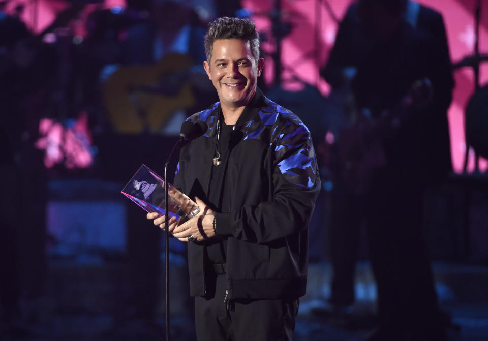 Alejandro Sanz recibe el premio a la persona del año en la 18ª entrega anual de los Latin Grammy en el MGM Grand Garden Arena el jueves 16 de noviembre de 2017 en Las Vegas. (Foto Chris Pizzello/Invision/AP)