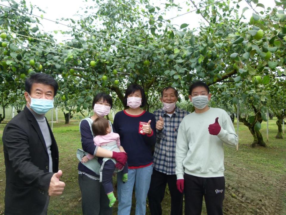 楠西蜜棗清甜好滋味，安心棗園全家同心協力行銷。（記者張淑娟攝）