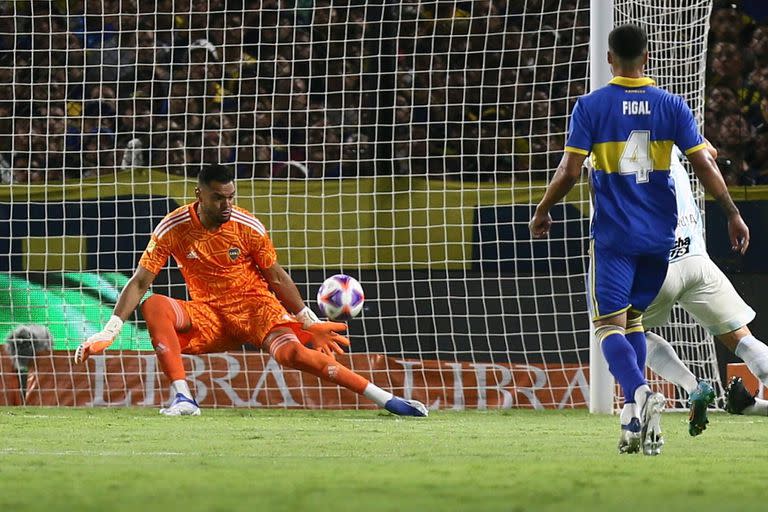 Chiquito Romero debutó oficialmente en el arco de Boca y tuvo una intervención trascendental después de un error de Figal