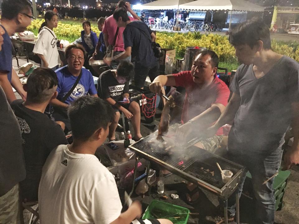 好友們中秋假期相聚烤肉，大口吃肉，好不快活！但今年因應疫情將無法成行   圖：張良一/攝(資料照)