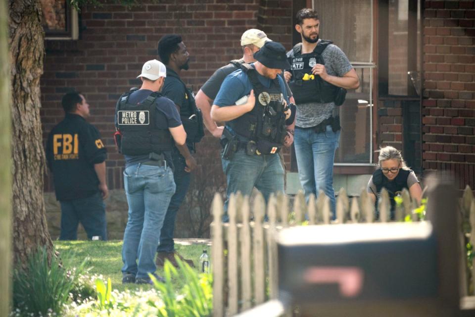 Agentes de policía y del FBI en una casa de Nashville, donde se cree que vivía Audrey Hale (AP)