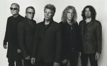 Bon Jovi in den wilden 80er-Jahren und Bon Jovi heute: Das sind zwei ganz verschiedene Sachen. Musikalisch und optisch haben Jon Bon Jovi (Mitte) und seine Band sich im Lauf der Jahre mehrfach neu erfunden, und jede neue Version der Band war erfolgreicher als die letzte. Inzwischen stehen die US-Rocker bei 130 Millionen verkauften Tonträgern - Platz 11 im Ranking. (Bild: Universal Music)