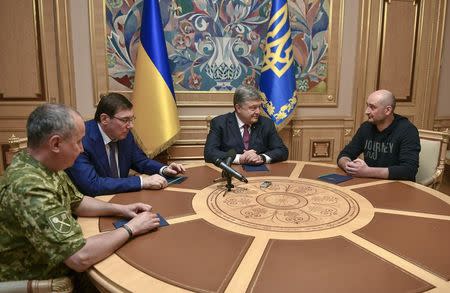 Ukrainian President Petro Poroshenko meets with Russian journalist Arkady Babchenko, who was declared murdered and then later turned up alive, Prosecutor General Yuriy Lutsenko and head of the state security service (SBU) Vasily Gritsak in Kiev, Ukraine May 30, 2018. Mykola Lazarenko/Ukrainian Presidential Press Service/Handout via REUTERS