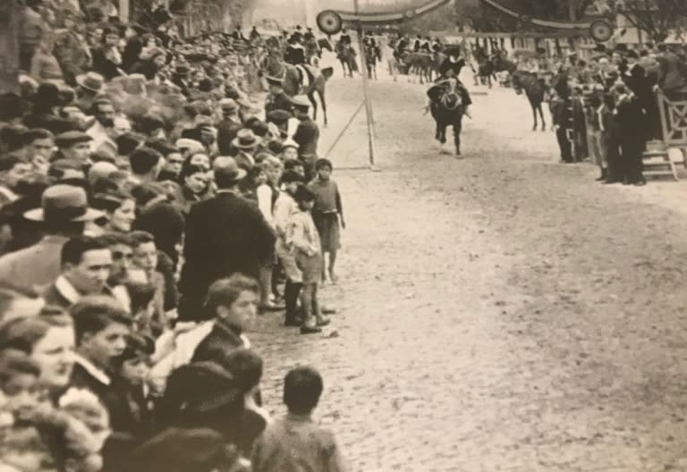 Carrera de sortijas en el barrio de Mataderos, 1940