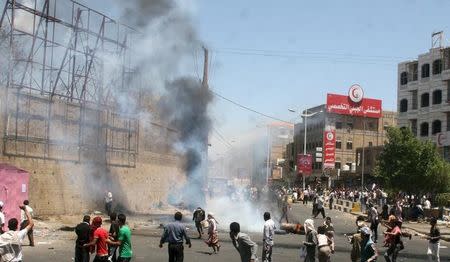 Anti-Houthi protesters demonstrate in Yemen's southwestern city of Taiz March 22, 2015. REUTERS/Anees Mahyoub