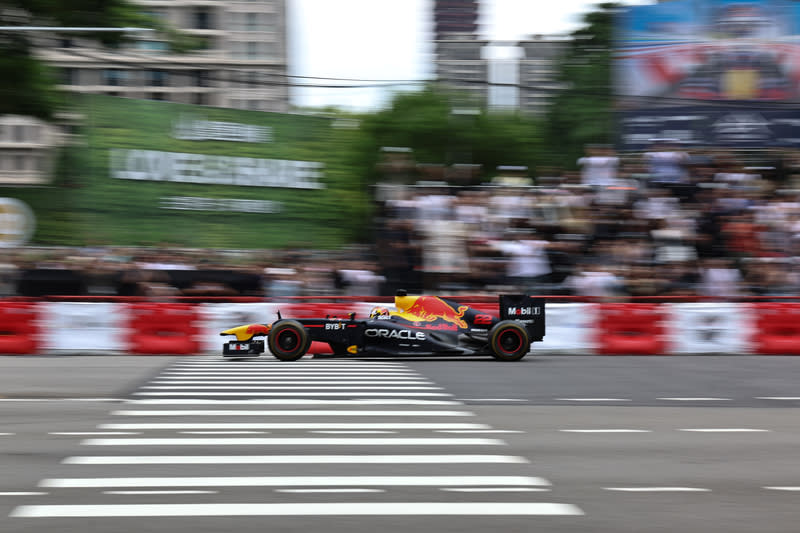 台中封街賽車展演　角田裕毅獻技（3） 「Red Bull Showrun Taichung封街賽車展演」28日在台 中市政路登場，日本籍F1賽車手角田裕毅駕駛冠軍車 RB8高速奔馳在市政路上，現場V8引擎聲震耳欲聾。 中央社記者翁睿坤攝　113年9月28日 