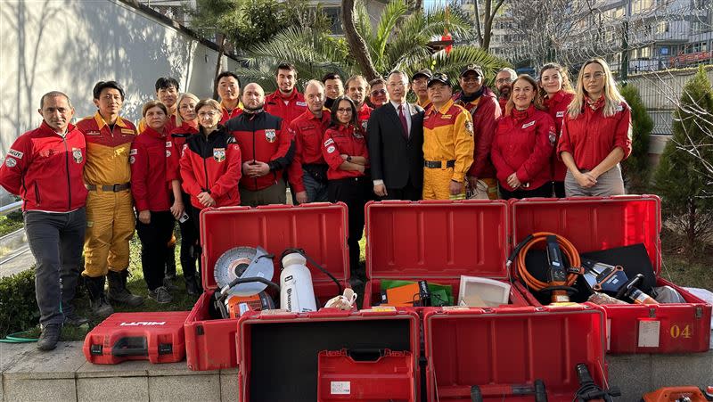 台灣搜救隊捐贈搜救器材給土耳其當地AKUT搜救隊。（圖／消防署提供）