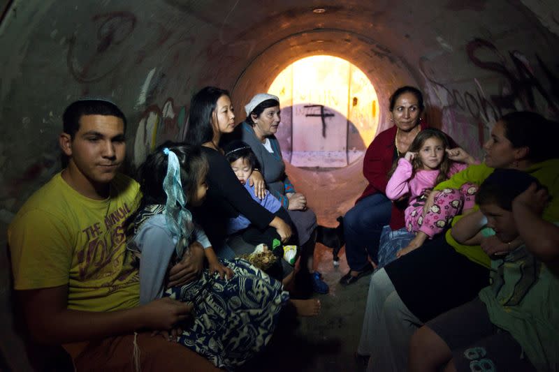 Imagen de archivo de israelíes sentados en un sistema de desagüe utilizado como refugio durante una alerta de proximidad de cohetes, en la sureña comunidad de Nitzan, cerca de Ashdod