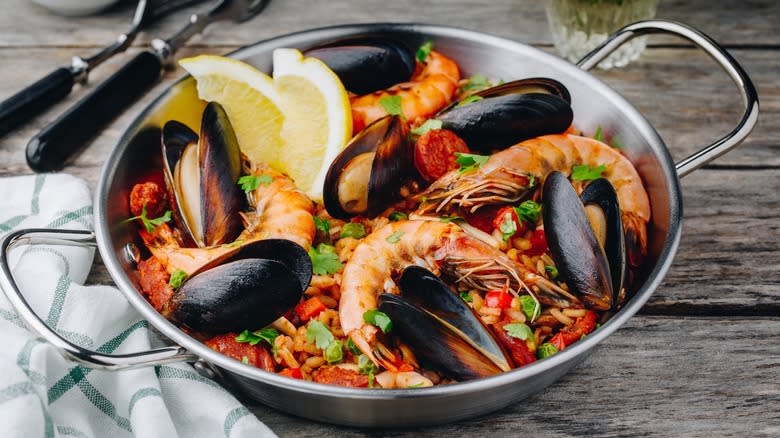 pan of mussel paella