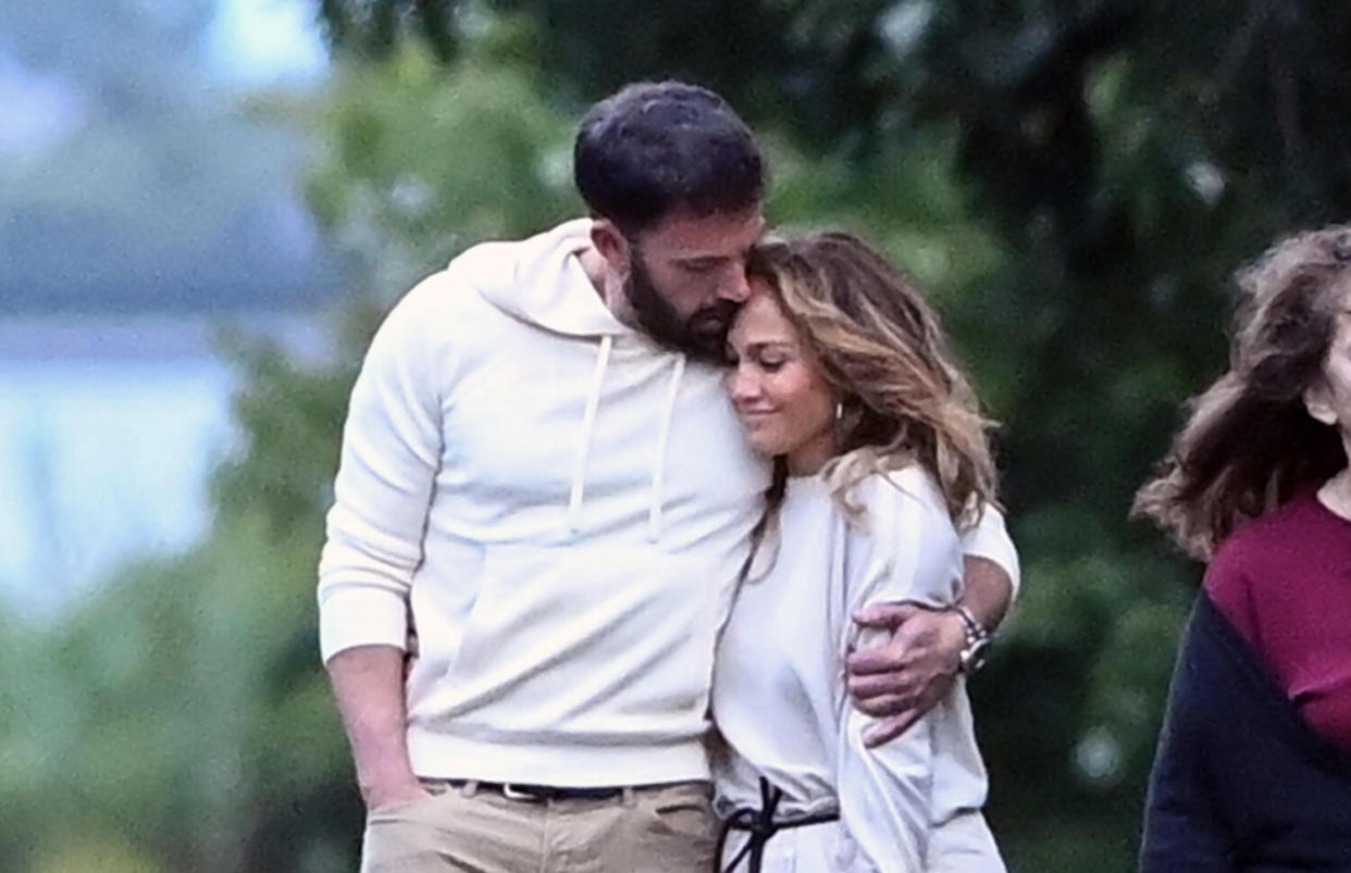 Ben Affleck and Jennifer Lopez cuddle up in the Hamptons. (Photo: Splash News)