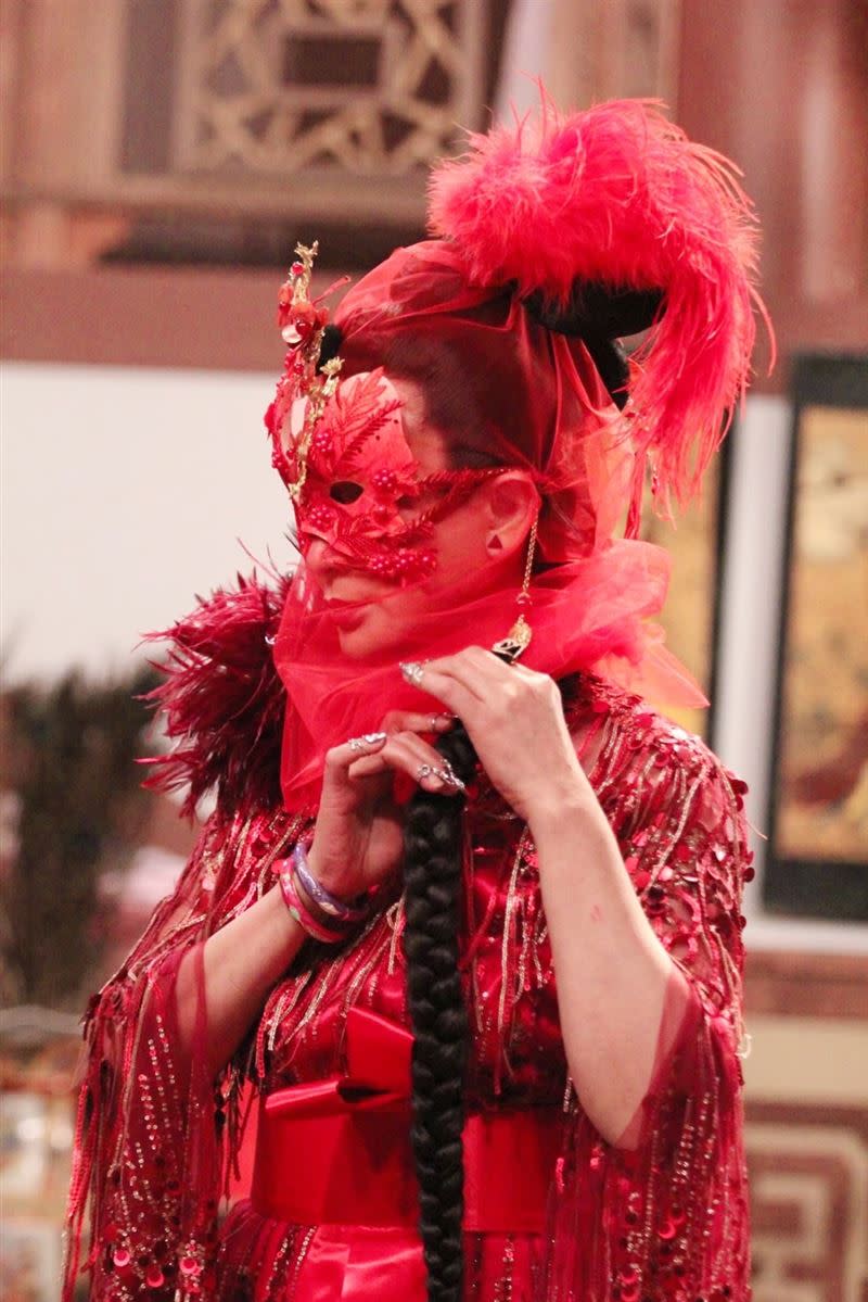 陳亞蘭在《嘉慶君遊臺灣》男扮女裝成青樓名妓。（圖／欣湉國際提供）