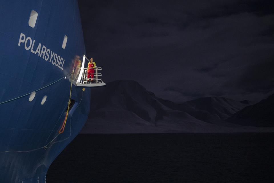 Un miembro de la tripulación del barco del gobernador, supervisa el atraco en Longyearbyen, Noruega, el sábado 7 de enero de 2023. (AP Foto/Daniel Cole)