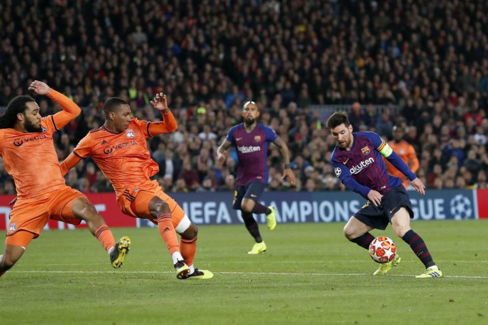 Nous sommes le 13 mars 2019. L'Olympique Lyonnais se déplace au Camp Nou pour y affronter le FCB, en huitièmes de finale retour de Ligue des Champions. L'aller s'était soldé sur un 0-0. Puis Lionel Messi a pris les choses en mains. Un doublé, deux passes décisives et le Barça l'emporte facilement 5-1. Tellement plus simple quand Messi est sur le terrain... (crédit Getty)