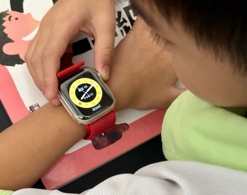 ▲Apple Watch 日前推出SE2版本，除了原有的健康偵測、運動模式都有之外，還加入了「上課時間」功能，售價7900元起。（圖／記者周淑萍攝）