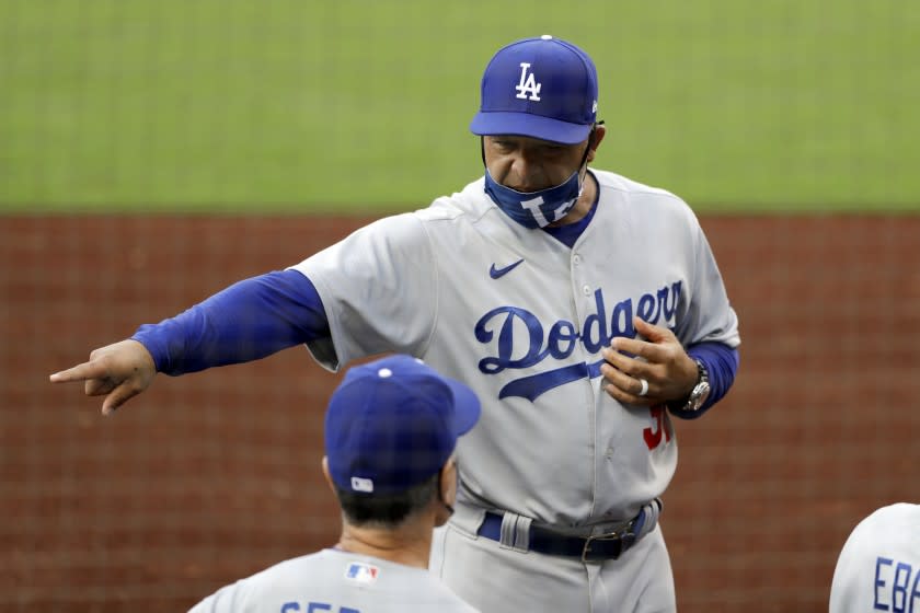 Los Angeles Dodgers manager Dave Roberts talks with shortstop Corey Seager.