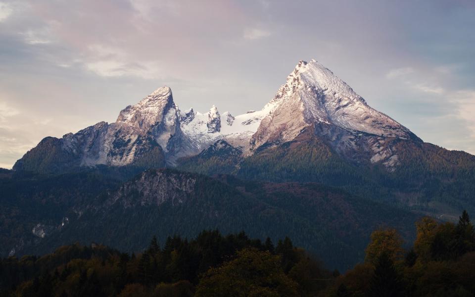 Ebenfalls in Bayern liegt der Nationalpark Berchtesgaden und beeindruckt mit prächtigen Alpenlandschaften. Wanderer und Bergsteiger kommen hier voll auf ihre Kosten, hoch hinaus geht es zum Beispiel mit dem 2.713 Meter hohen Watzmann (Bild) ... (Bild: iStock/ Remedios)