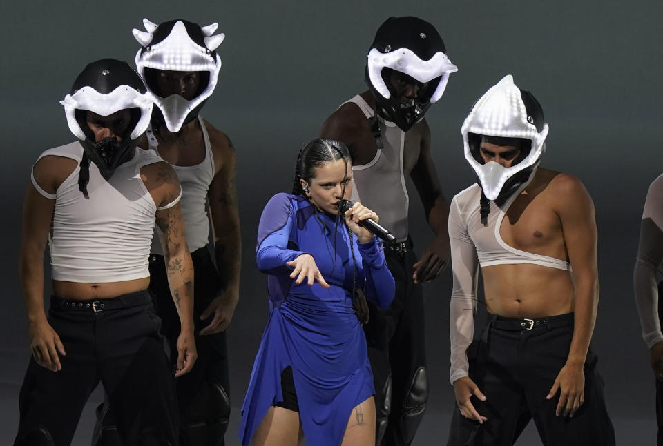 La cantante española Rosalía durante el primer concierto de su gira mundial Motomami en el Auditorio Nacional de la Ciudad de México el domingo 14 de agosto de 2022. (Foto AP/Eduardo Verdugo)