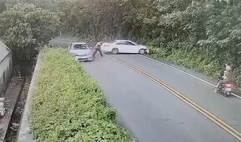 張男車輛遭追撞後、撞上山壁翻覆半圈，撞人的邱姓警員氣得下車向張男叫囂。(圖／翻攝畫面)