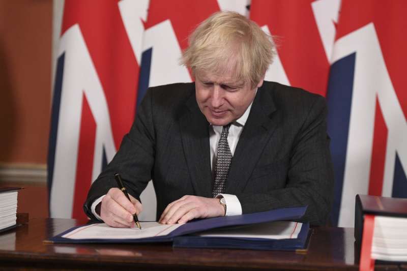 2020年12月31日，英國正式脫離歐盟，英國首相強森簽署英歐貿易協議。（AP）