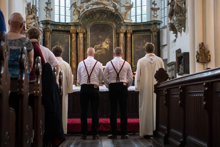 Zwei Männer heiraten am 12. August 2016 evangelisch in der Berliner Marienkirche. (Bild: dpa)