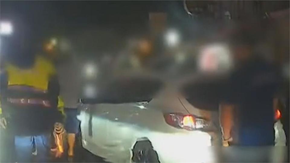 無視警察？愛車遭擦撞　駕駛怒罵三字經後險爆　全武行