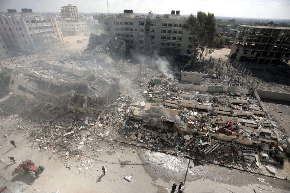 Vista de edificios destruidos tras ataques aéreos israelíes en Ciudad de Gaza, el jueves 19 de octubre de 2023. (Foto AP/Mohammed Dahman)