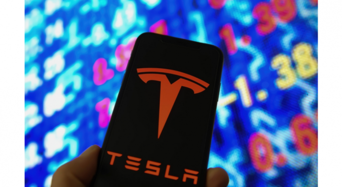 Tesla supera le aspettative: aumenta chilometraggio e raccolta dati